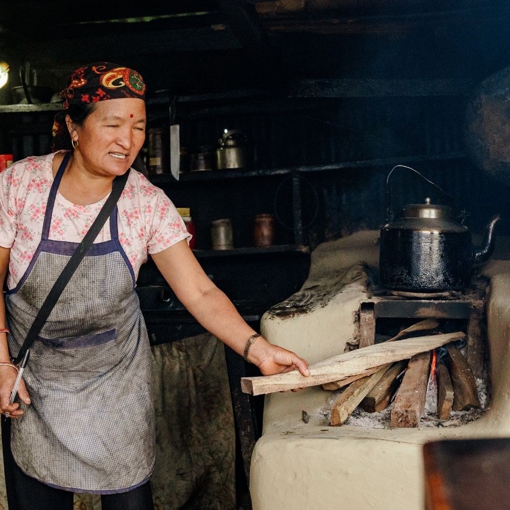 Local in teahouse in Nepal maakt thee op houtvuur | By Mountain People wandelreizen in Nepal