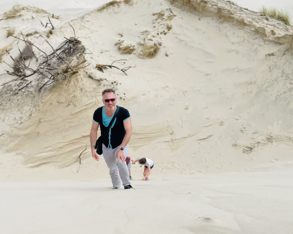 Aldo wandelt door de zandduinen van Råbjerg Mile in Denemarken